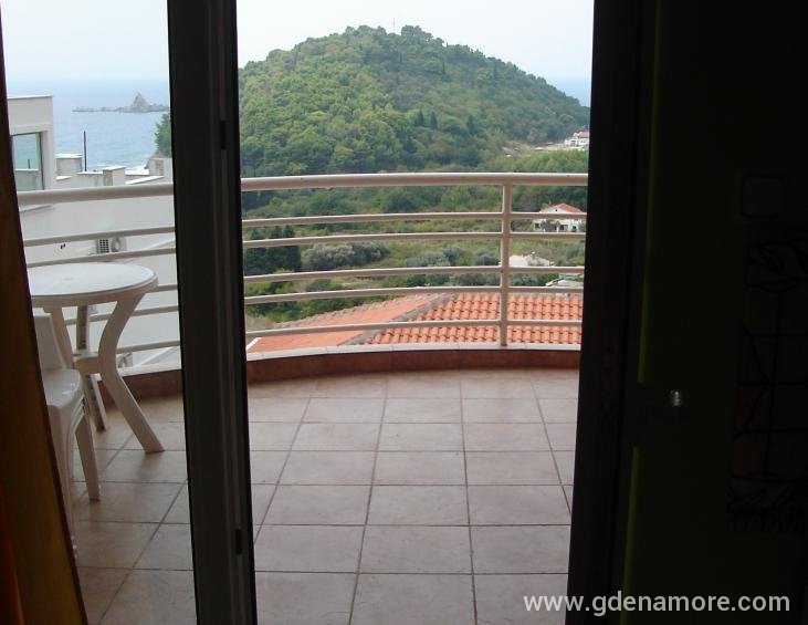 Pogled iz dvokrevetnog apartmana