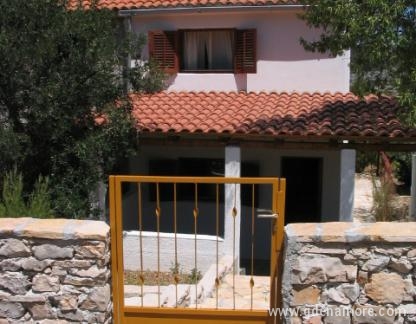 Iznajmljuje se za dugoročan period i kraće kuća u Bobovi&scaron;ću na Braču, privatni smeštaj u mestu Brač Bobovi&scaron;ća, Hrvatska - Ulaz u kuću