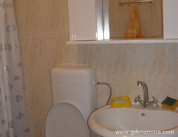 trokrevetni apartman-kupatilo