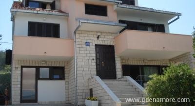 Villa "Iva", Apartmani 1. red do mora, privatni smeštaj u mestu Trogir, Hrvatska