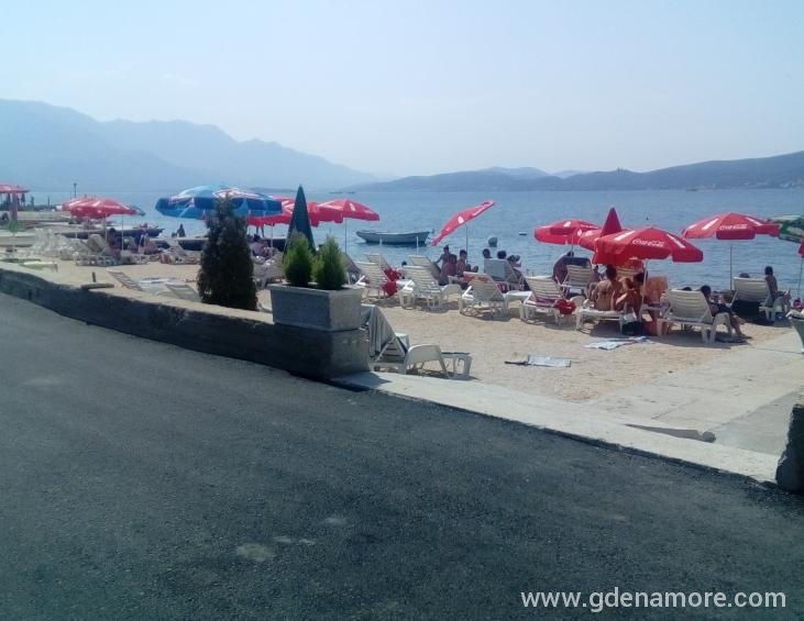 plaža ispod kuće