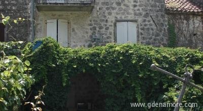 Stoliv - Kuća na plaži, sobe sa kupatilom, privatni smeštaj u mestu Donji Stoliv, Crna Gora