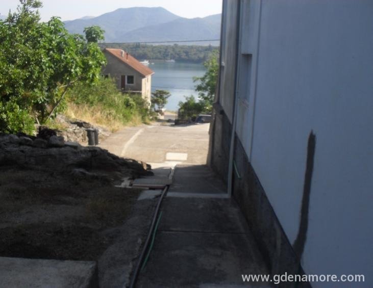 pogled ka moru ispred apartmana
