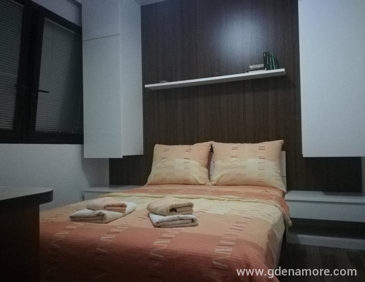 Apartman za dvoje (Mal apartman)