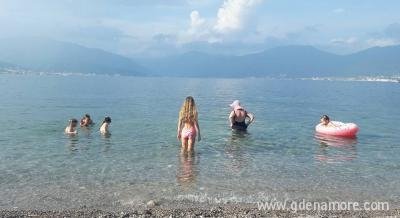 Povoljno!! Od 20e za 4 osobe!! Smestaj blizu plaze, privatni smeštaj u mestu Luštica, Crna Gora
