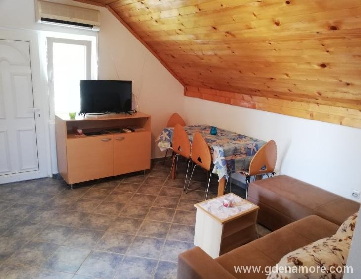 Potkrovlje trpezarija 02