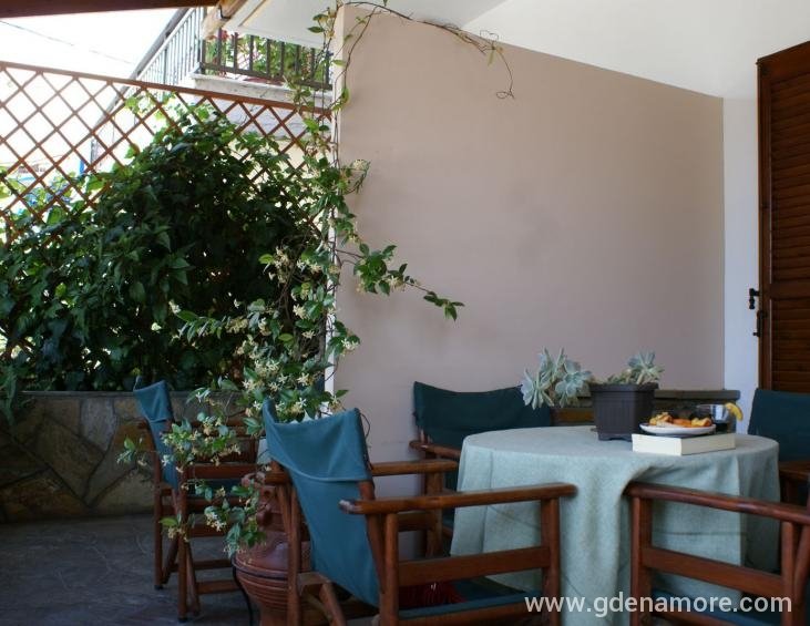 katerina-pansion-ouranopolis-athos-4-bed-apt-6-11