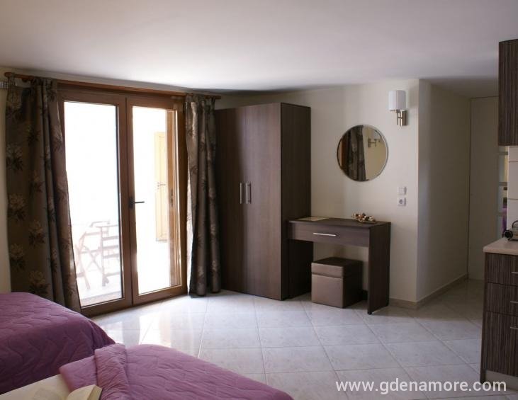 katerina-pansion-ouranopolis-athos-4-bed-superior-