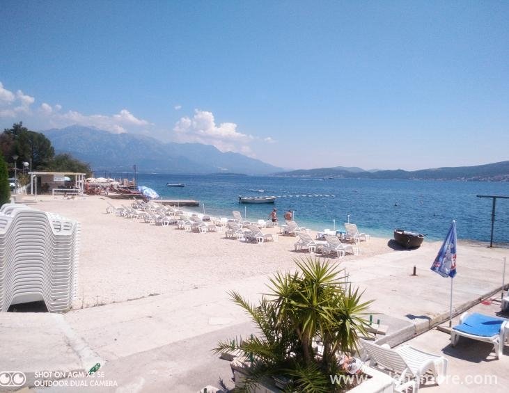 plaža ispod kuće