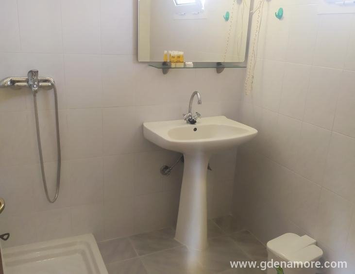 bathroom apartment 4persons