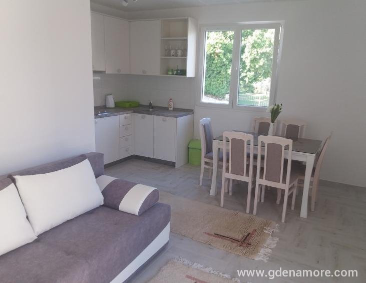 Dvosobni apartman (trpezarija)