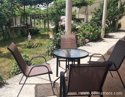 Izdajemo apartman za 4 osobe, zasebne nastanitve v mestu Radanovići, Črna gora - 20220605_135946