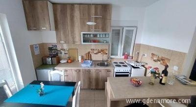 Apartman Iva, privatni smeštaj u mestu Bijela, Crna Gora