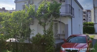 Apartmani TRI PALME, privatni smeštaj u mestu Bijela, Crna Gora