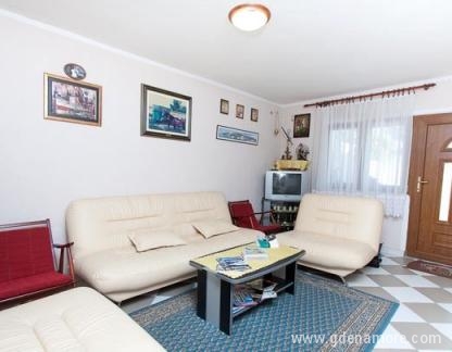 Apartmaji Tre Sorelle, zasebne nastanitve v mestu Kumbor, Črna gora - dnevni boravak