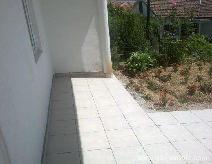 Dvori&amp;amp;amp;scaron;te ispred kuće