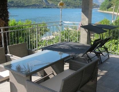 Vila Kraljevic, zasebne nastanitve v mestu Lepetane, Črna gora - terasa