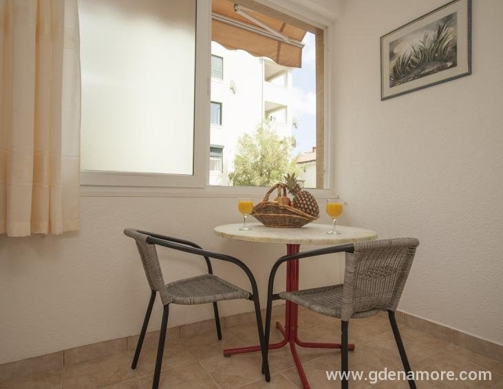 Zatvoreni balkon sa pogledom na dvorište