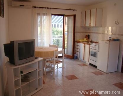 APARTMANI DANICA I MILAN, privatni smeštaj u mestu Vodice, Hrvatska - boravak 40m2 sjever kuhinja