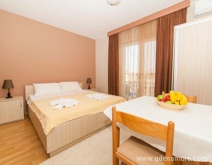 APARTMANI HANAKA, privatni smeštaj u mestu Pržno, Crna Gora - 01