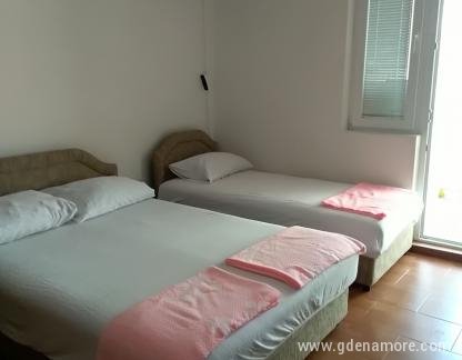 Apartmaji in sobe Tanja Bujenović, zasebne nastanitve v mestu Radovići, Črna gora - Trokrevetni apartman