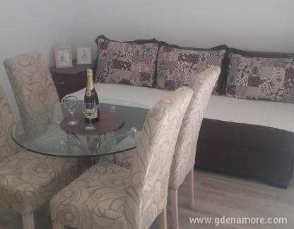 APARTMANOK ALAPVETŐ - SZEPTEMBER AKCIÓS AJÁNLAT 8 EUR FŐ, Magán szállás a községben Herceg Novi, Montenegró - 20190602_134425
