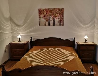 3 apartmana u Igalu, ενοικιαζόμενα δωμάτια στο μέρος Igalo, Montenegro - Krevet