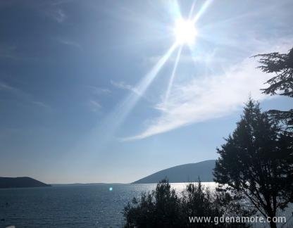 Apartmani Vujovic, частни квартири в града Zelenika, Черна Гора - pogled sa terase 