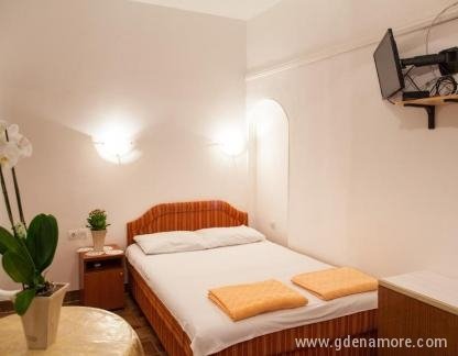 Apartmani Mira, частни квартири в града Bečići, Черна Гора - 81860138