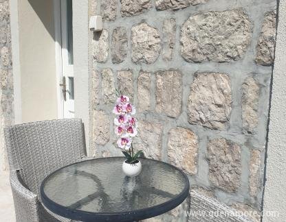 Apartmaji Savic, zasebne nastanitve v mestu Dobrota, Črna gora - 20230408_111042