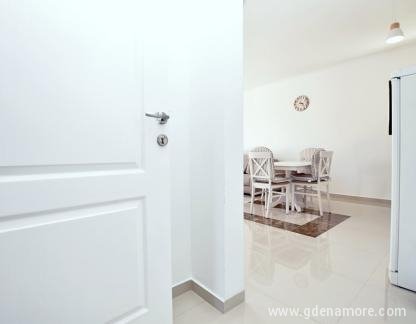 Apartmani Milinic, privatni smeštaj u mestu Herceg Novi, Crna Gora - hodnik
