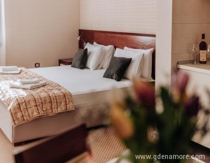 Apartments Del Mar, Частный сектор жилья Петровац, Черногория - Photo-1