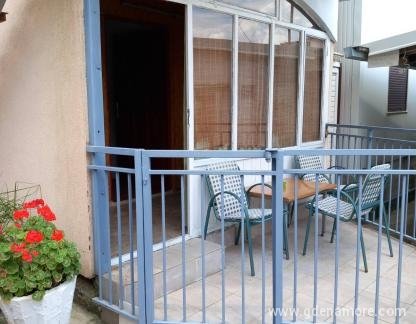 Апартаменти Пиер Лоти, частни квартири в града Baošići, Черна Гора - IMG-216369bc0b03d4c2f3924700f0b4a4aa-V