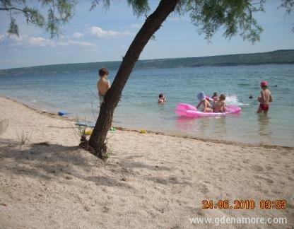 apartmaji LORA, zasebne nastanitve v mestu Posedarje, Hrva&scaron;ka - plaža ispod kuće