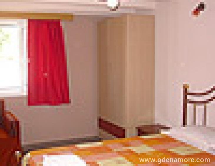 family room (4 or 5 beds)