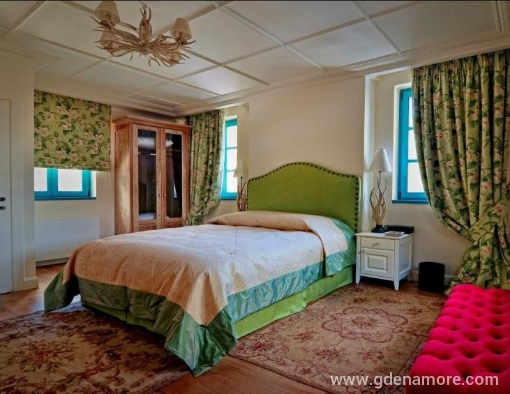 ONE BEDROOM KING SUITE (BEDROOM)