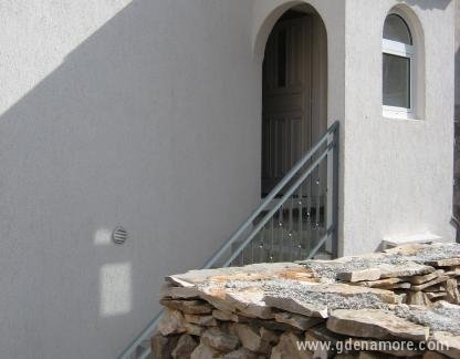 Apartmaji Lidija, zasebne nastanitve v mestu Vis, Hrva&scaron;ka - ulaz