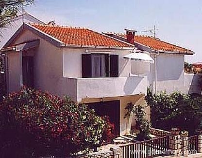 APPARTAMENTI TONI, alloggi privati a Pag Mandre, Croazia - kuća