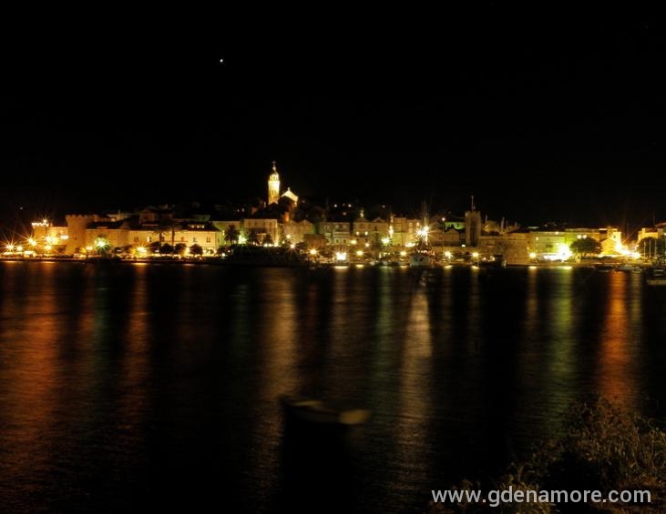 noćni pogled na grad iz ulice