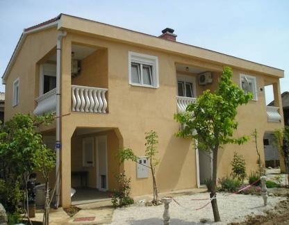 Apartmani Katarina, privatni smeštaj u mestu Vir, Hrvatska - kuca