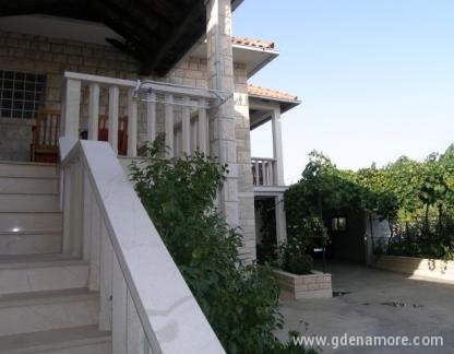 Apartmani Slavka i Luka, privatni smeštaj u mestu Brač Sumartin, Hrvatska - apartmani 1i 2