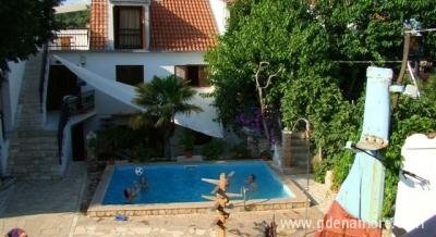 Dvor Maraca apartments, privatni smeštaj u mestu Tisno, Hrvatska
